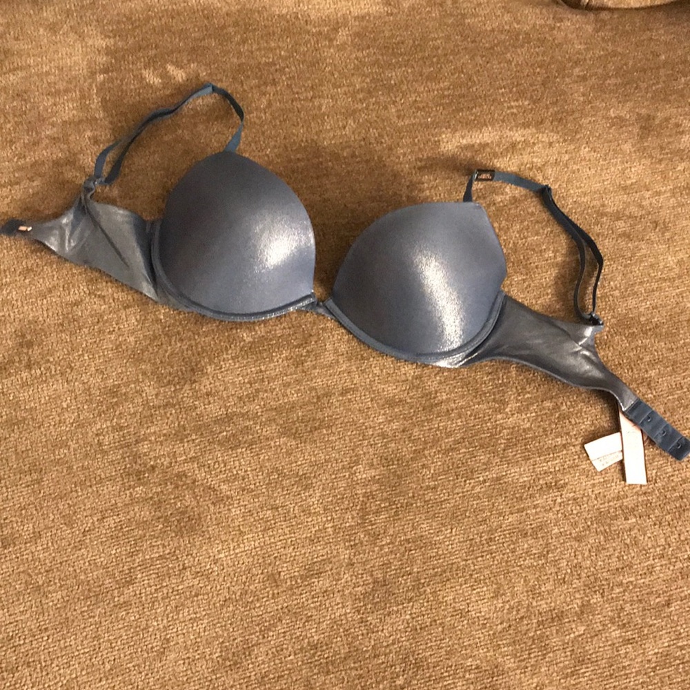 Victoria’s Secret padded plunge bra (NWT)